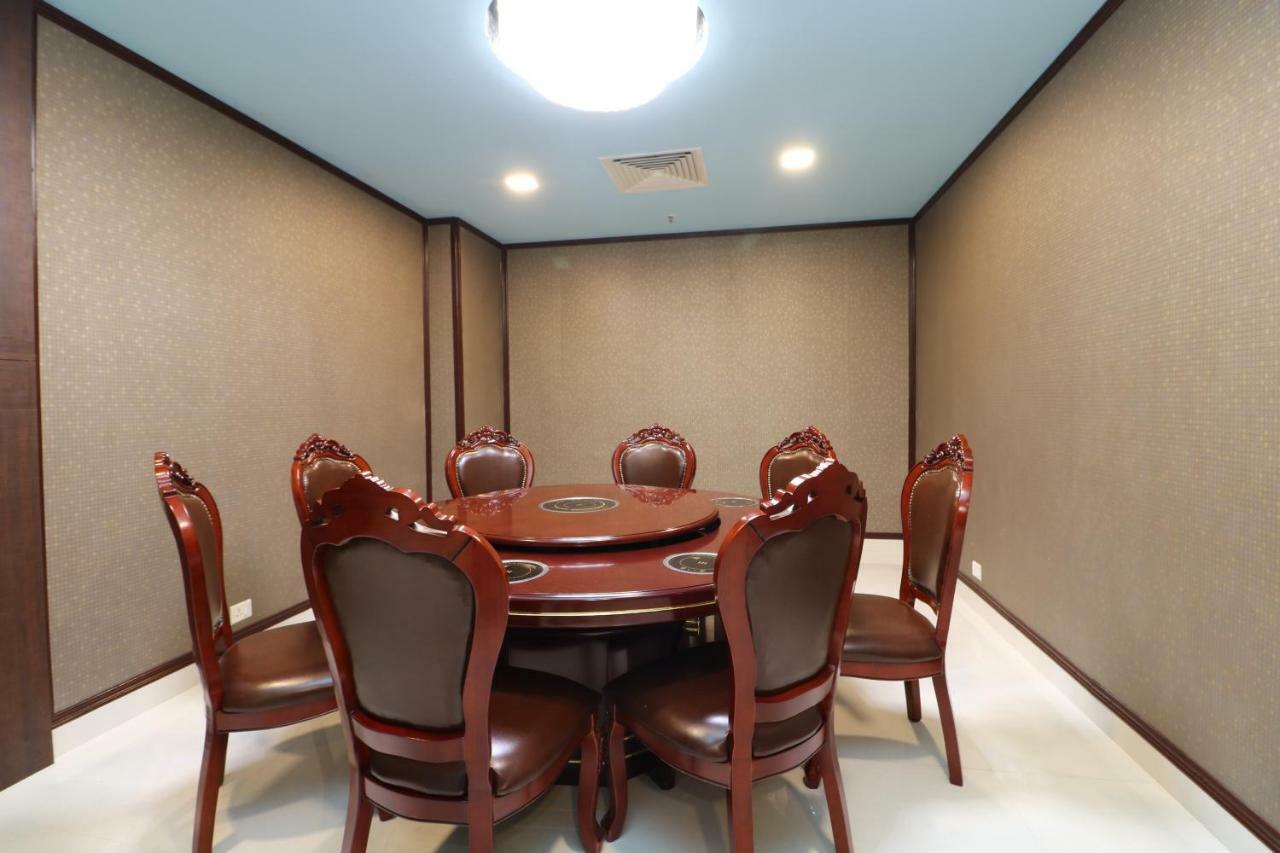 Aristocrat Hotel Kolkata Luaran gambar
